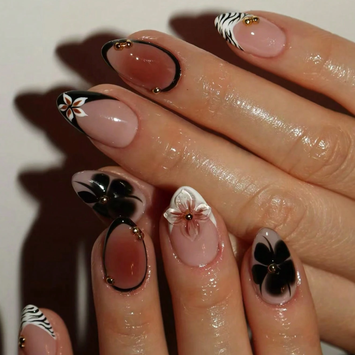 Short Oval 3D Gel Press On Nails Floral Pearl French Style 24pcs Nail Box