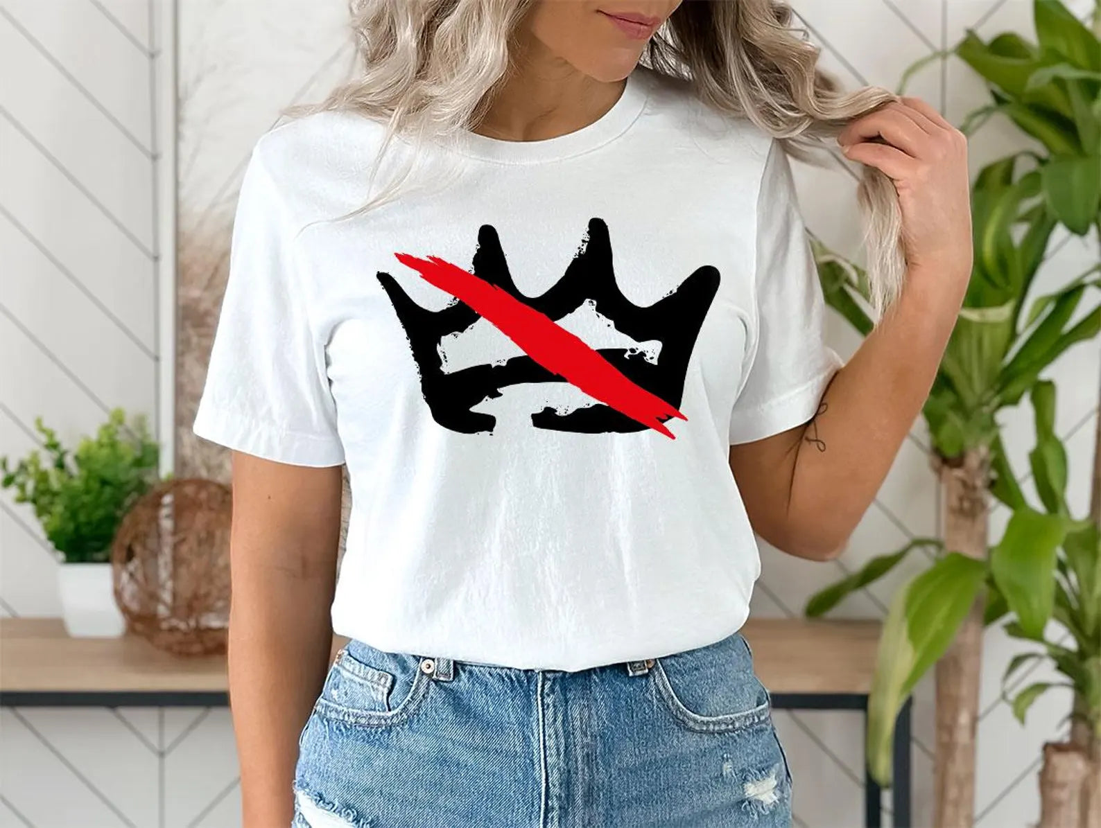 Crownless Freedom Tee – No Kings in America Graphic Shirt